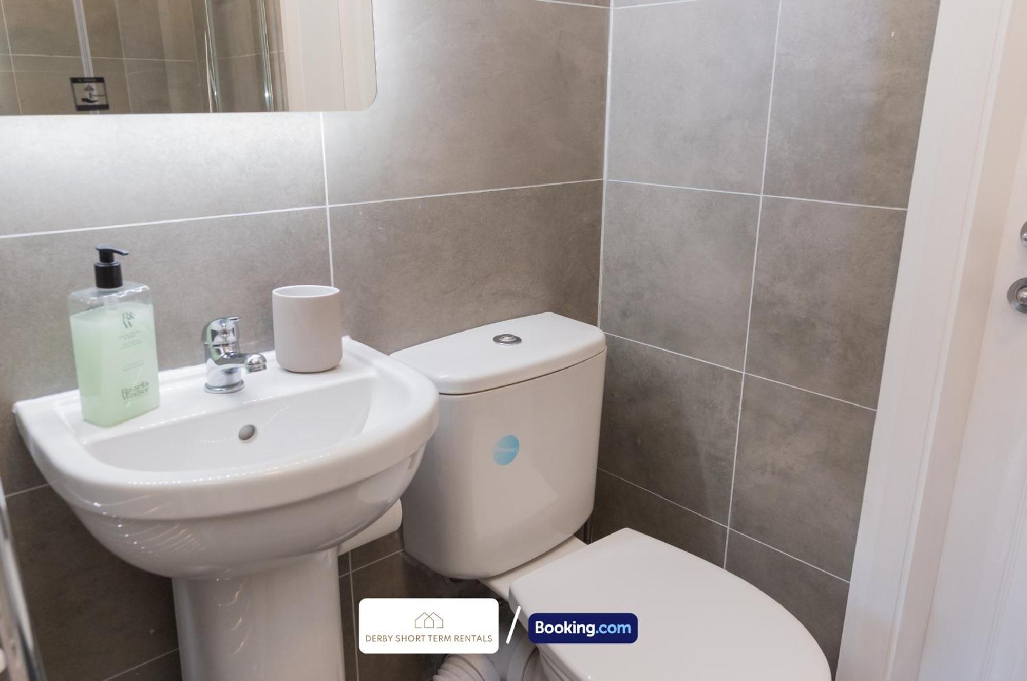 Award-winning Four Bedrooms House, Parking, Wifi By Short Term Short Lets & Serviced Сasa de vacaciones Derby
