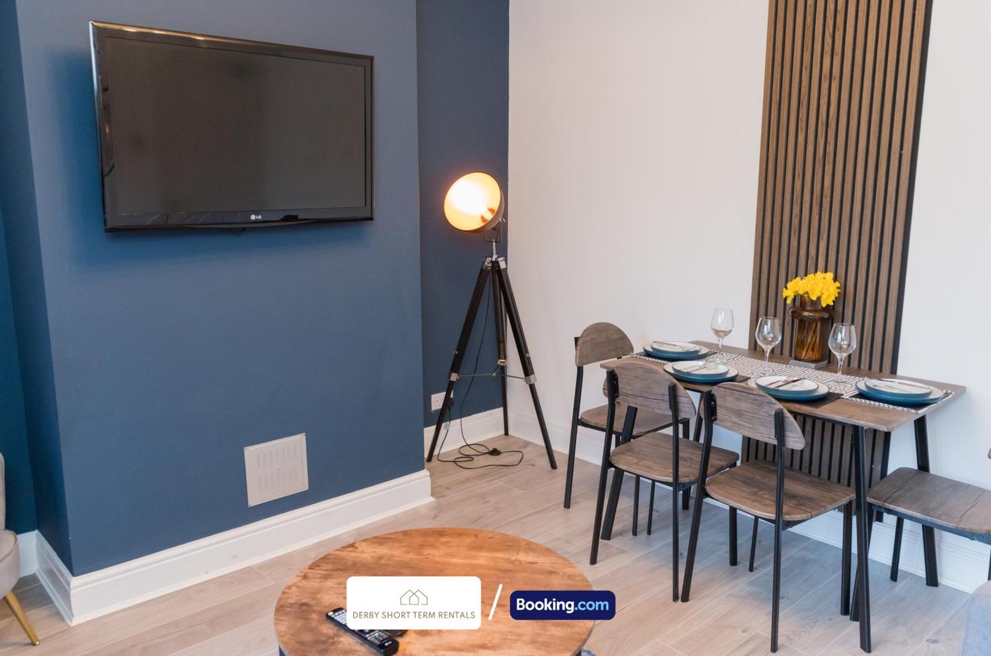 Award-winning Four Bedrooms House, Parking, Wifi By Short Term Short Lets & Serviced *