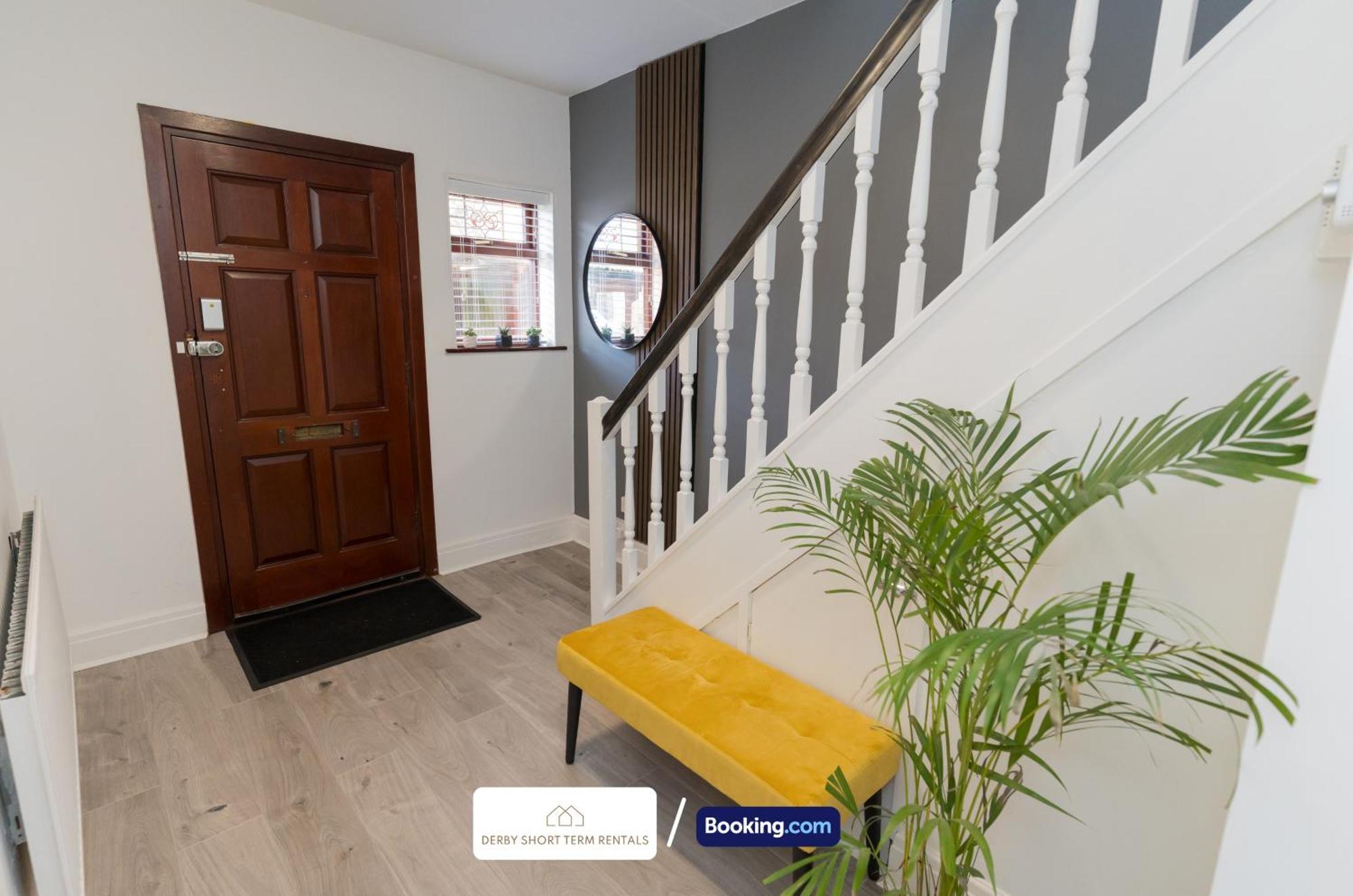 Award-winning Four Bedrooms House, Parking, Wifi By Short Term Short Lets & Serviced