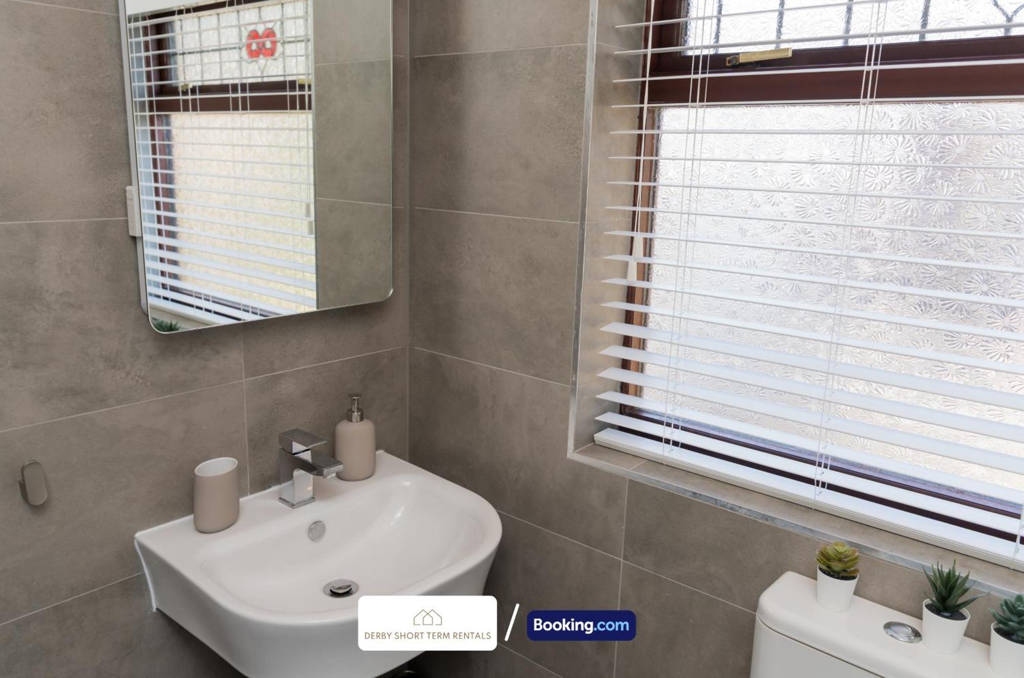Award-winning Four Bedrooms House, Parking, Wifi By Short Term Short Lets & Serviced Сasa de vacaciones