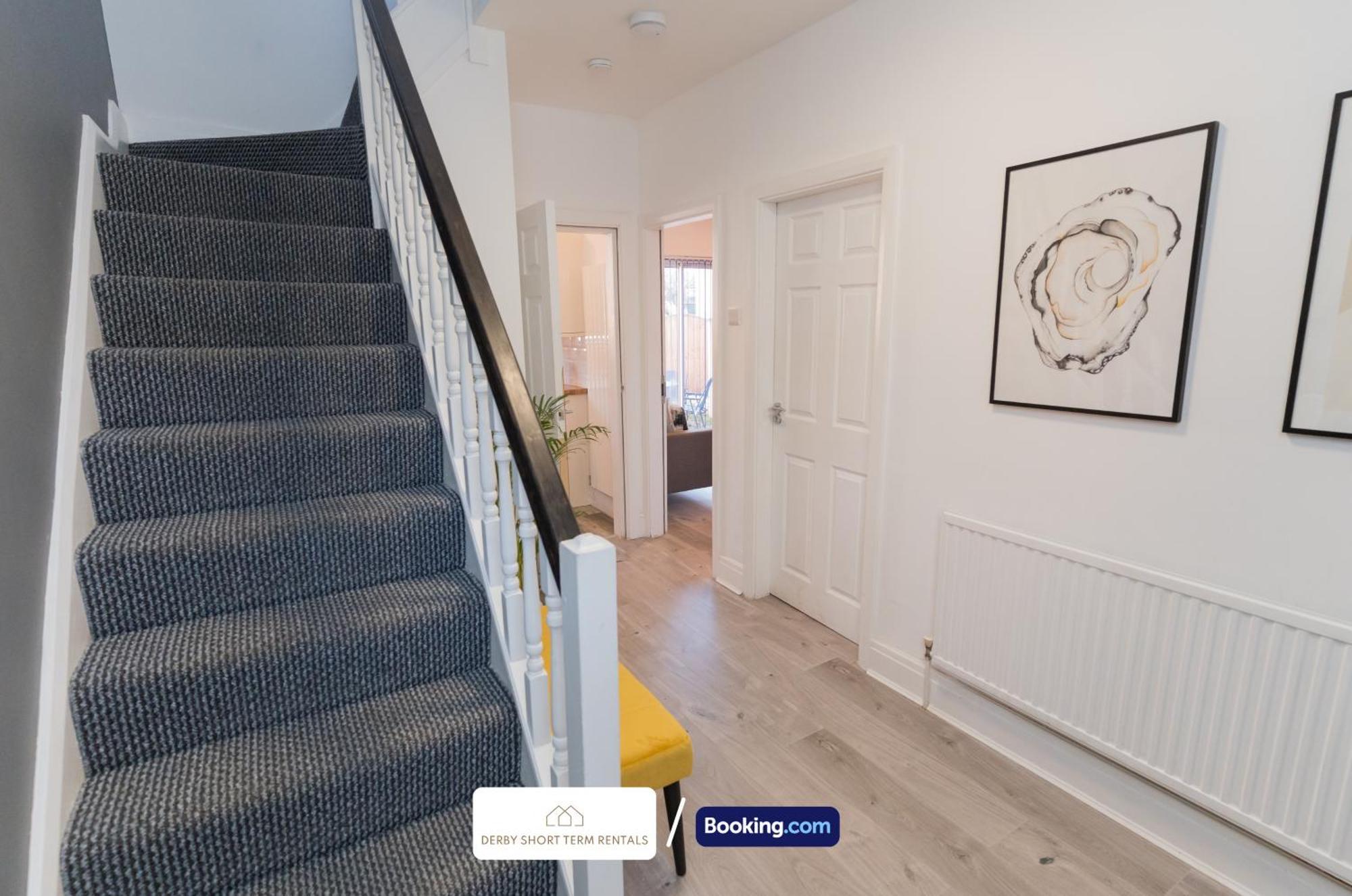 Сasa de vacaciones Award-winning Four Bedrooms House, Parking, Wifi By Short Term Short Lets & Serviced *
