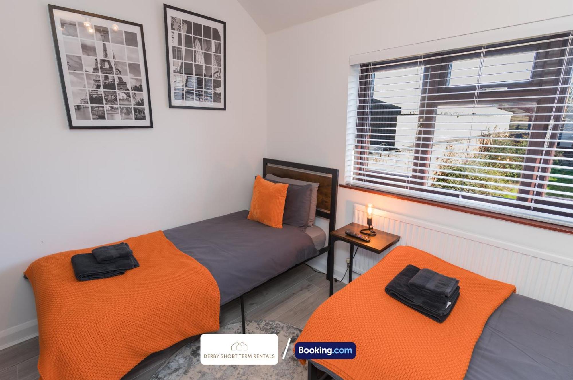 Award-winning Four Bedrooms House, Parking, Wifi By Short Term Short Lets & Serviced Сasa de vacaciones Derby