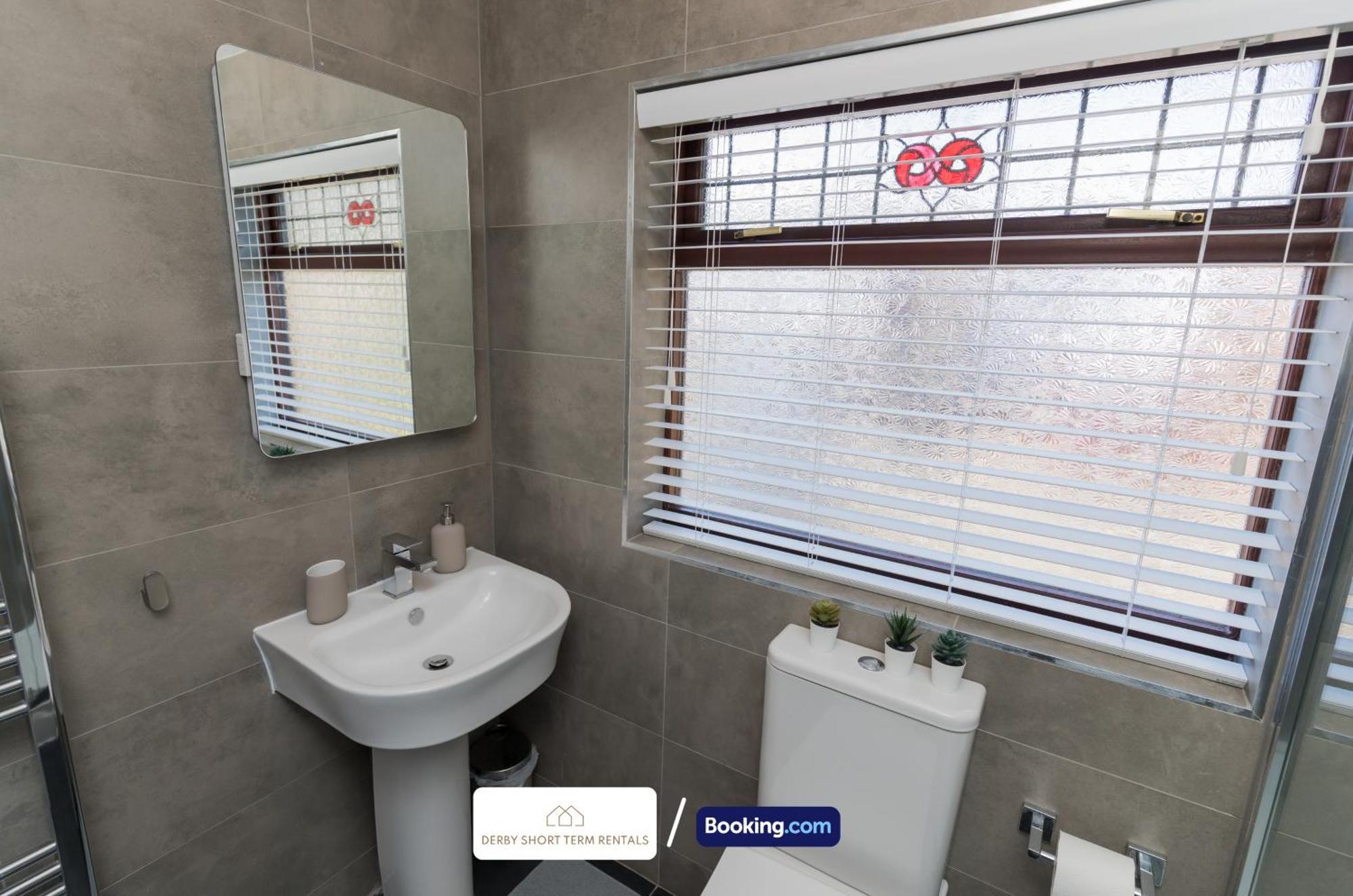 Сasa de vacaciones Award-winning Four Bedrooms House, Parking, Wifi By Short Term Short Lets & Serviced Derby