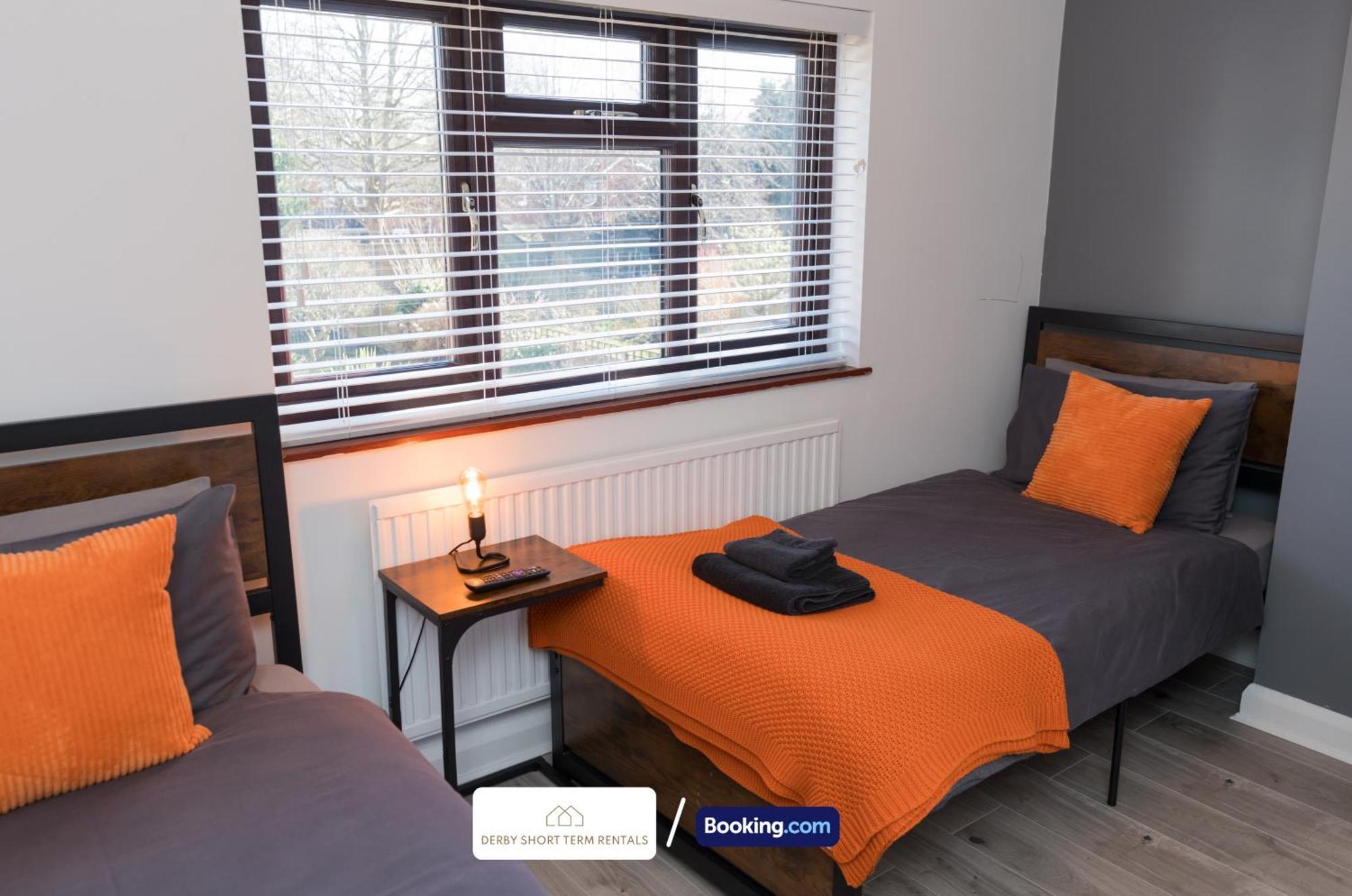 Award-winning Four Bedrooms House, Parking, Wifi By Short Term Short Lets & Serviced *