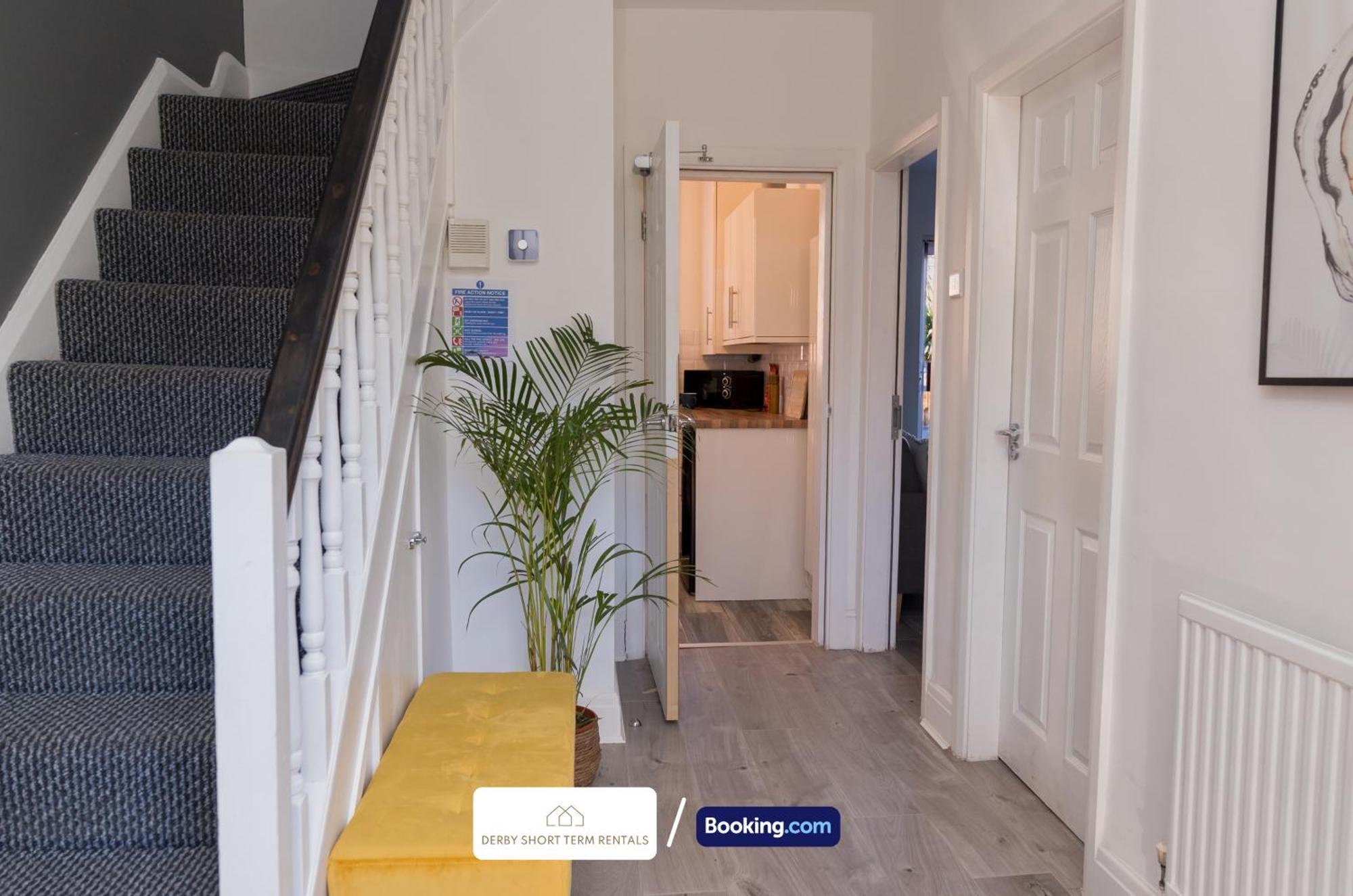 Award-winning Four Bedrooms House, Parking, Wifi By Short Term Short Lets & Serviced Derby