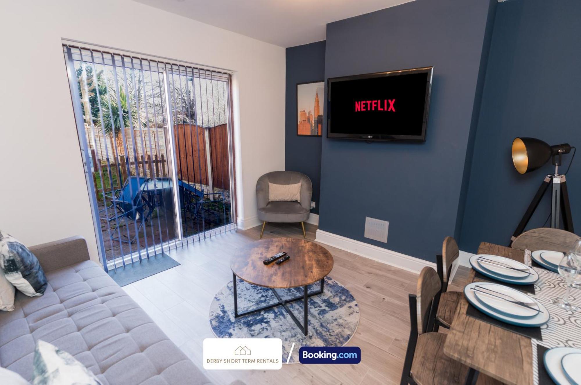 Award-winning Four Bedrooms House, Parking, Wifi By Short Term Short Lets & Serviced Сasa de vacaciones