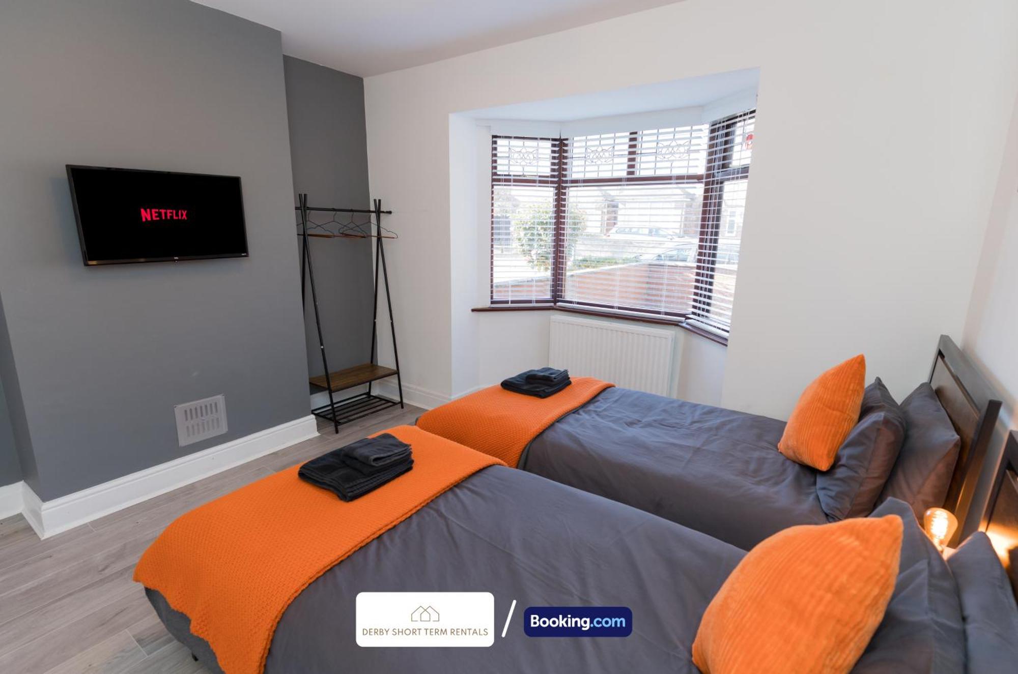 Сasa de vacaciones Award-winning Four Bedrooms House, Parking, Wifi By Short Term Short Lets & Serviced