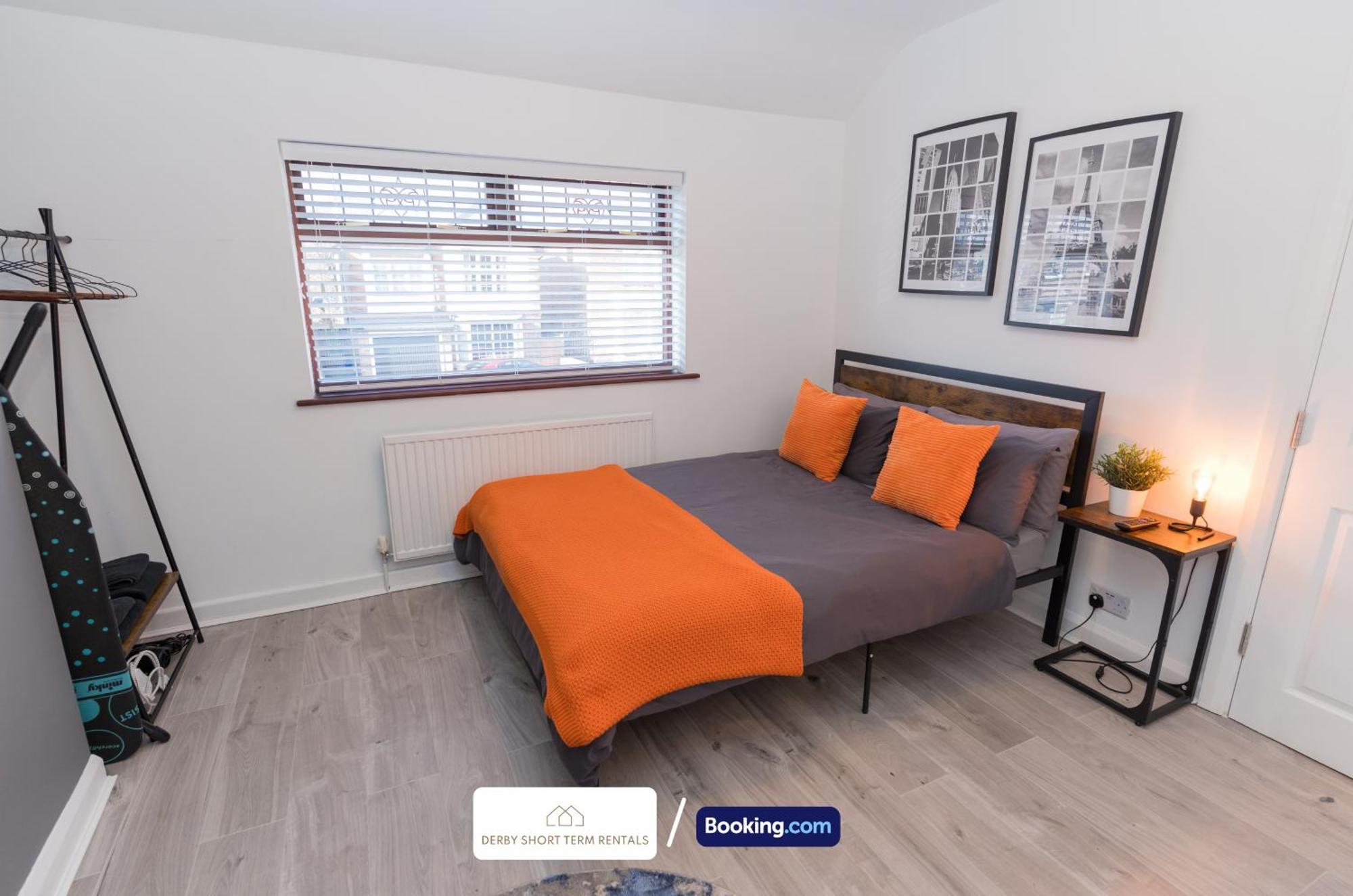 Award-winning Four Bedrooms House, Parking, Wifi By Short Term Short Lets & Serviced Сasa de vacaciones *
