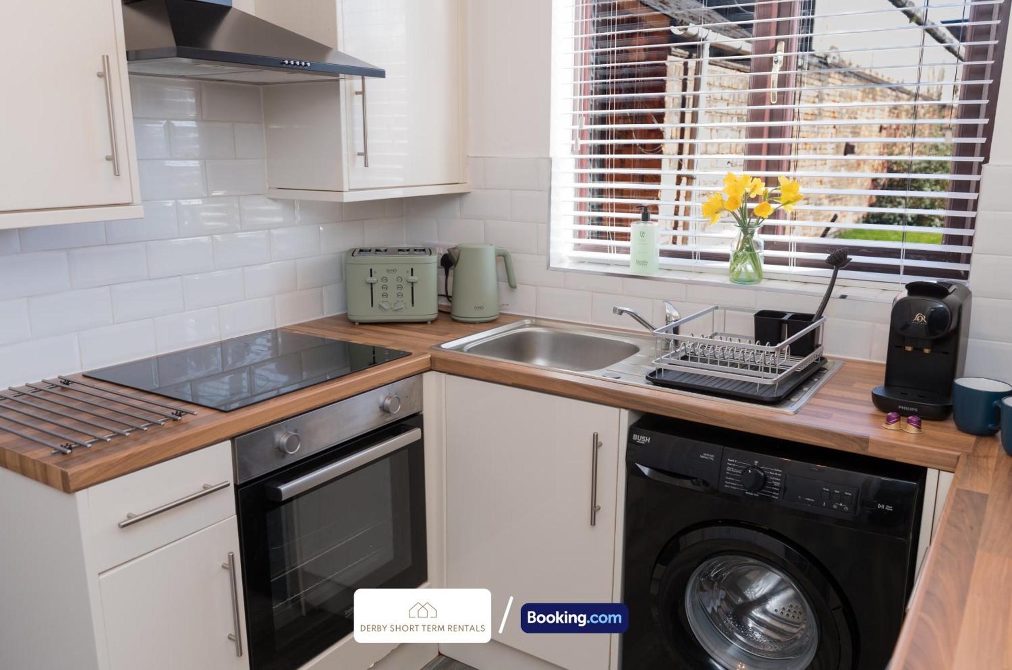 Award-winning Four Bedrooms House, Parking, Wifi By Short Term Short Lets & Serviced Сasa de vacaciones Derby