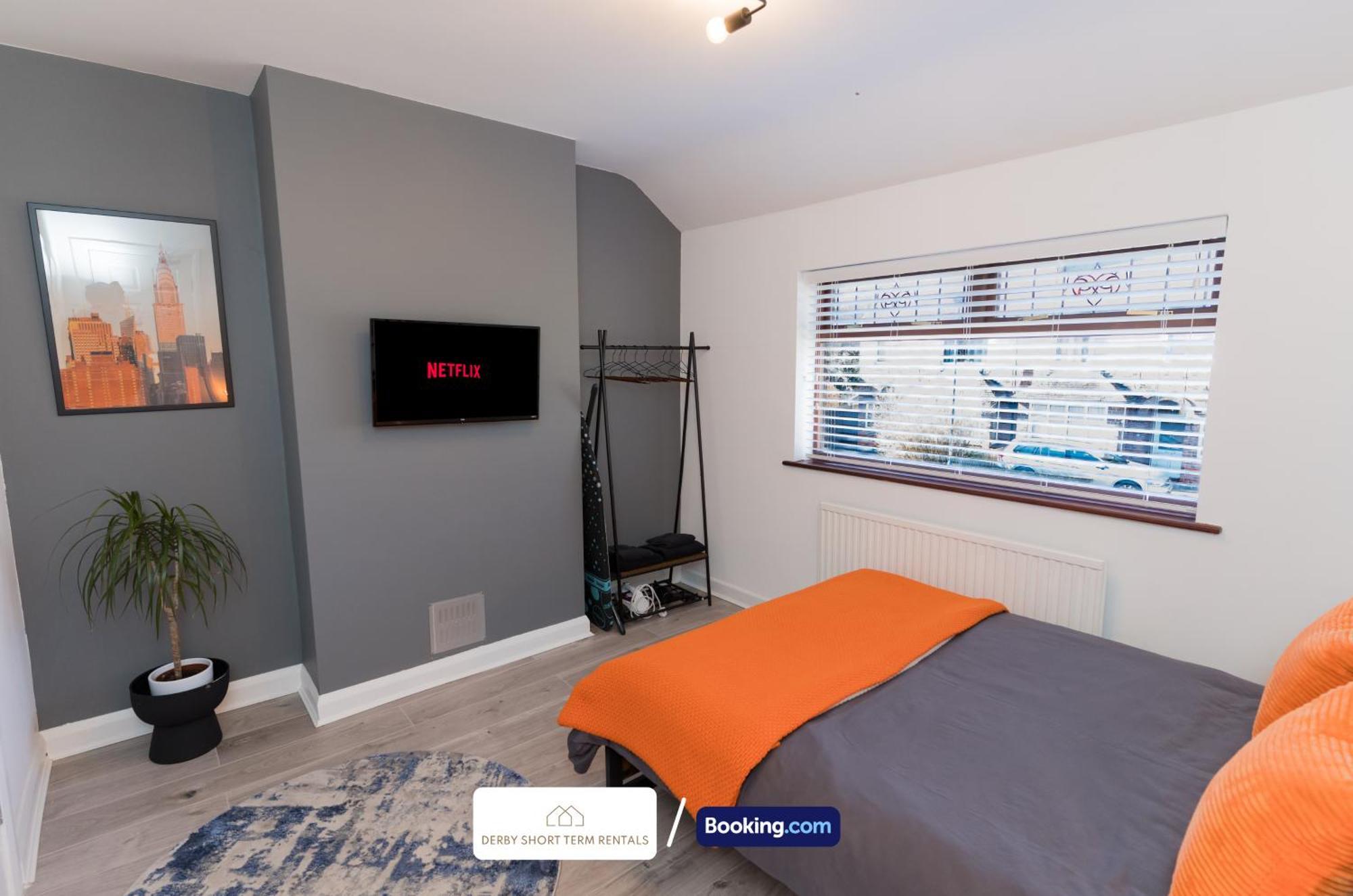 Award-winning Four Bedrooms House, Parking, Wifi By Short Term Short Lets & Serviced *
