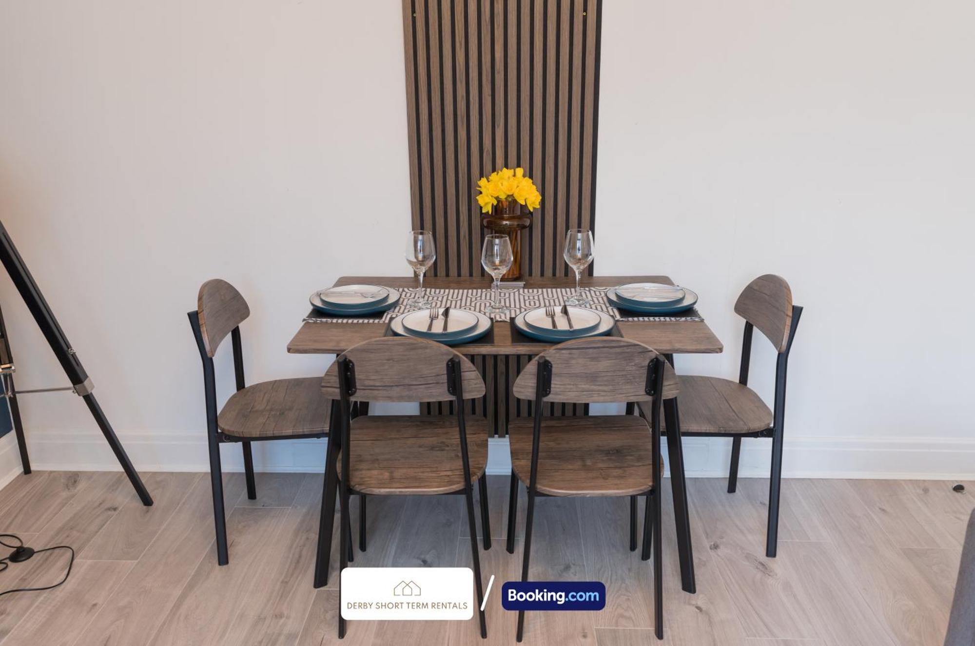 Award-winning Four Bedrooms House, Parking, Wifi By Short Term Short Lets & Serviced