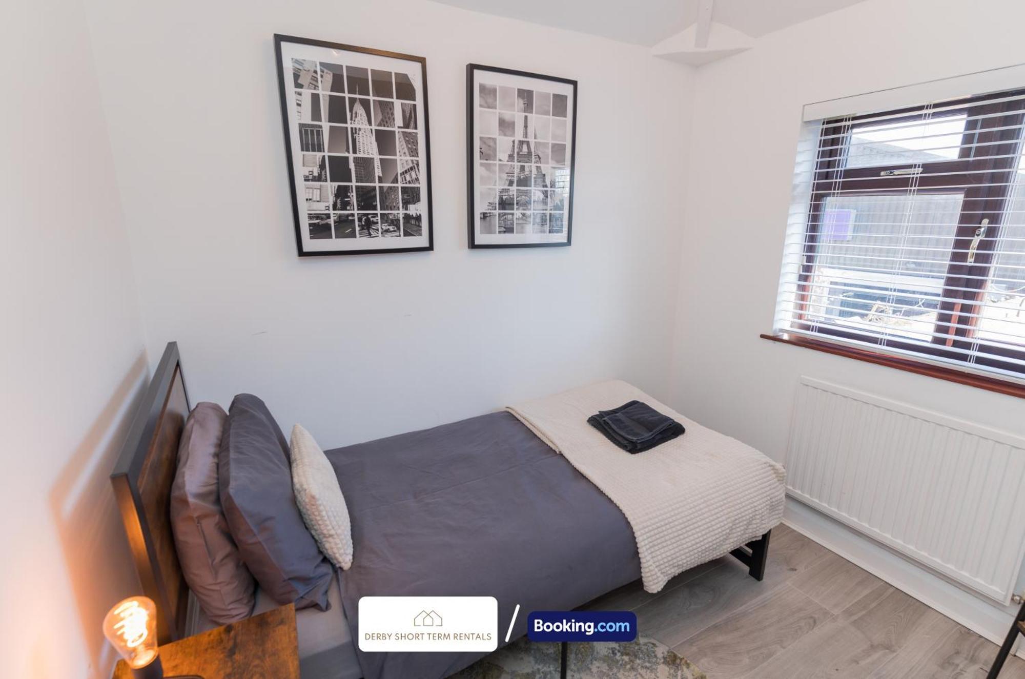 Award-winning Four Bedrooms House, Parking, Wifi By Short Term Short Lets & Serviced Сasa de vacaciones