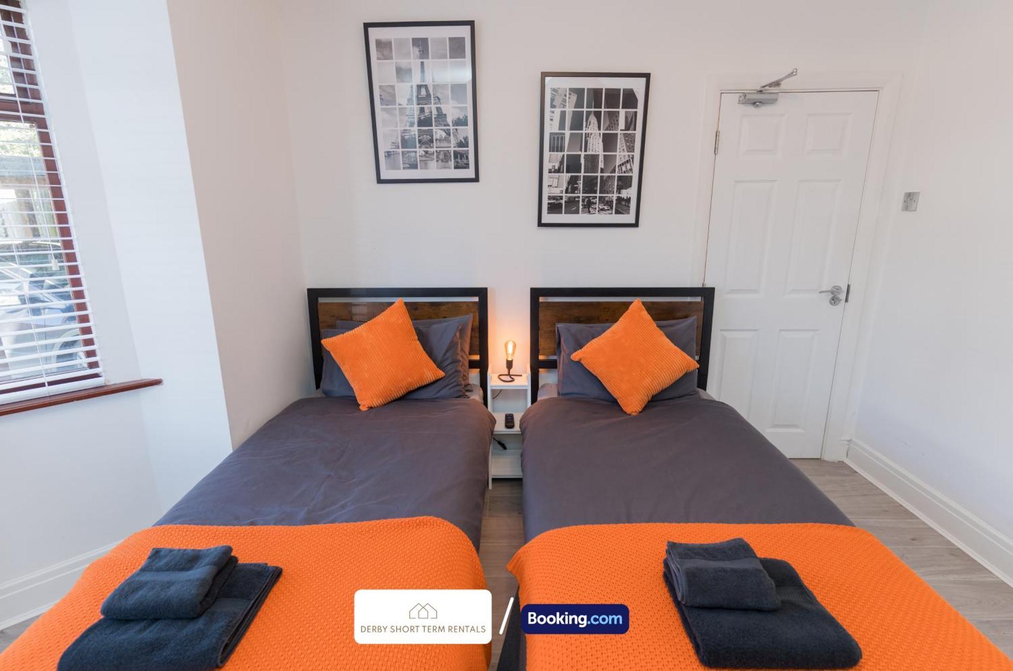 Award-winning Four Bedrooms House, Parking, Wifi By Short Term Short Lets & Serviced Сasa de vacaciones *