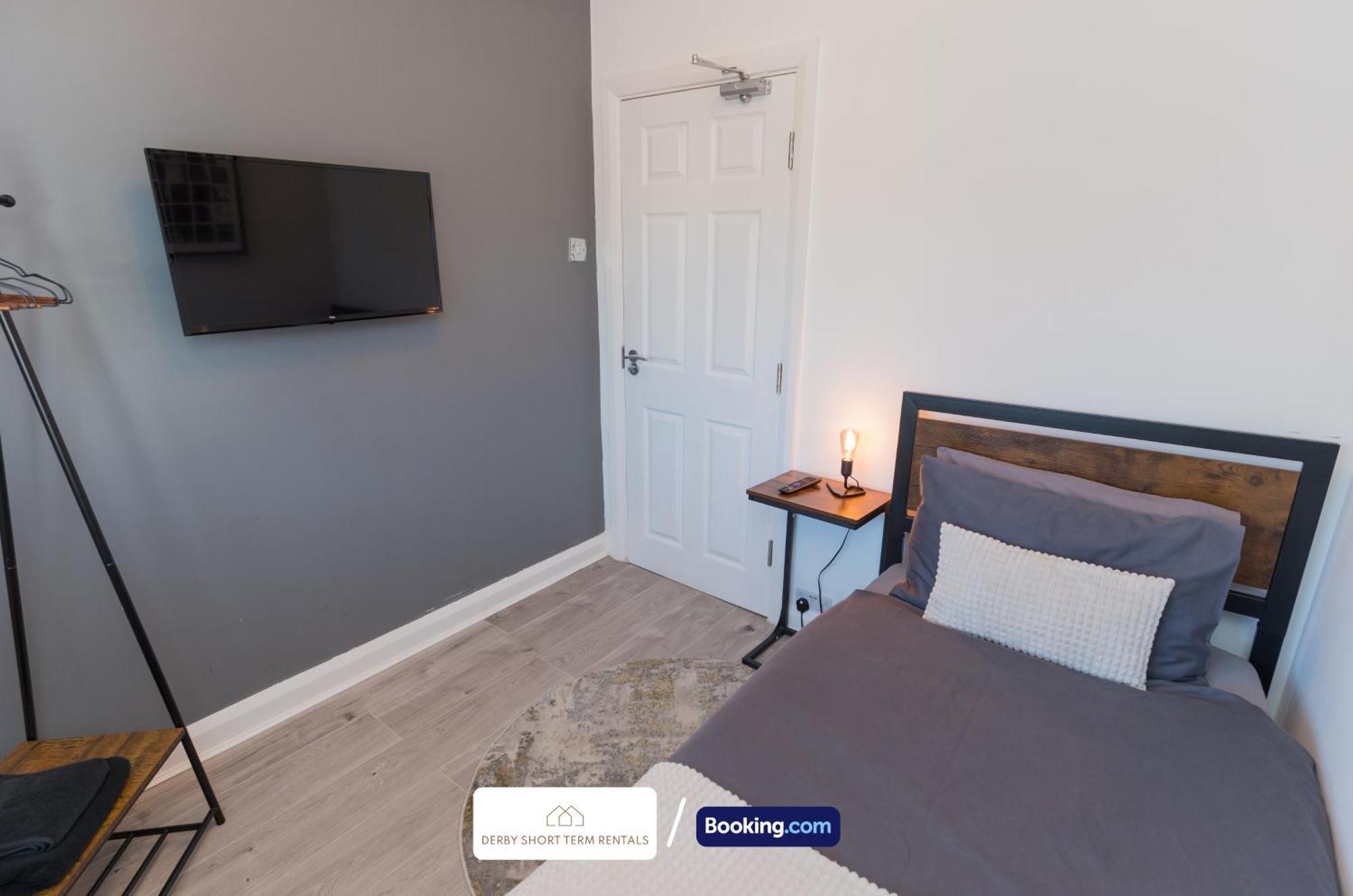 Сasa de vacaciones Award-winning Four Bedrooms House, Parking, Wifi By Short Term Short Lets & Serviced *