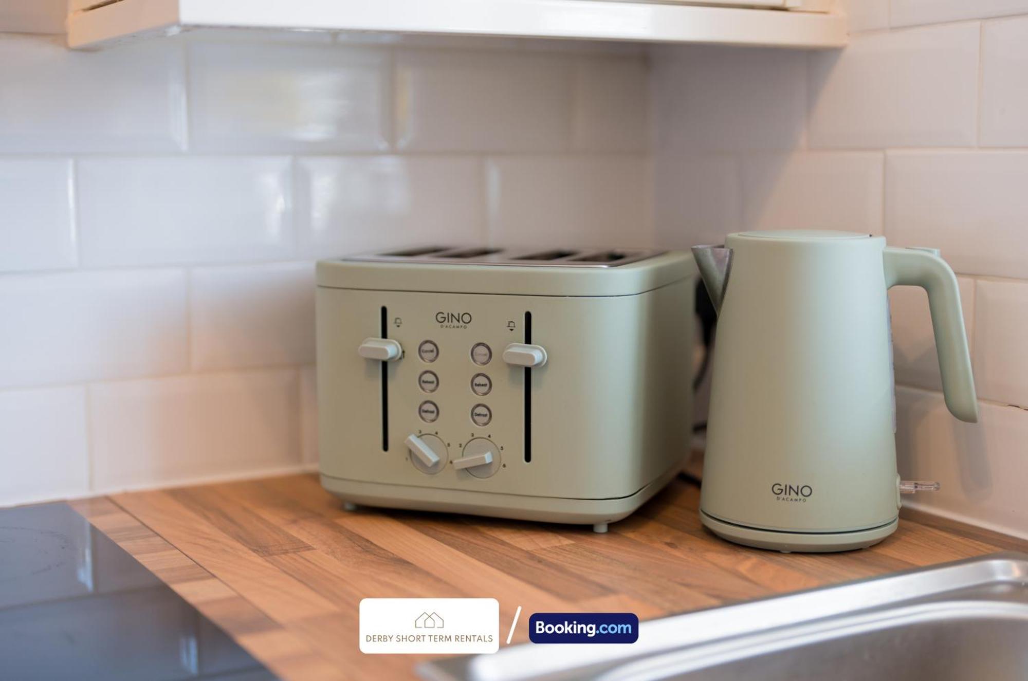 Award-winning Four Bedrooms House, Parking, Wifi By Short Term Short Lets & Serviced Derby