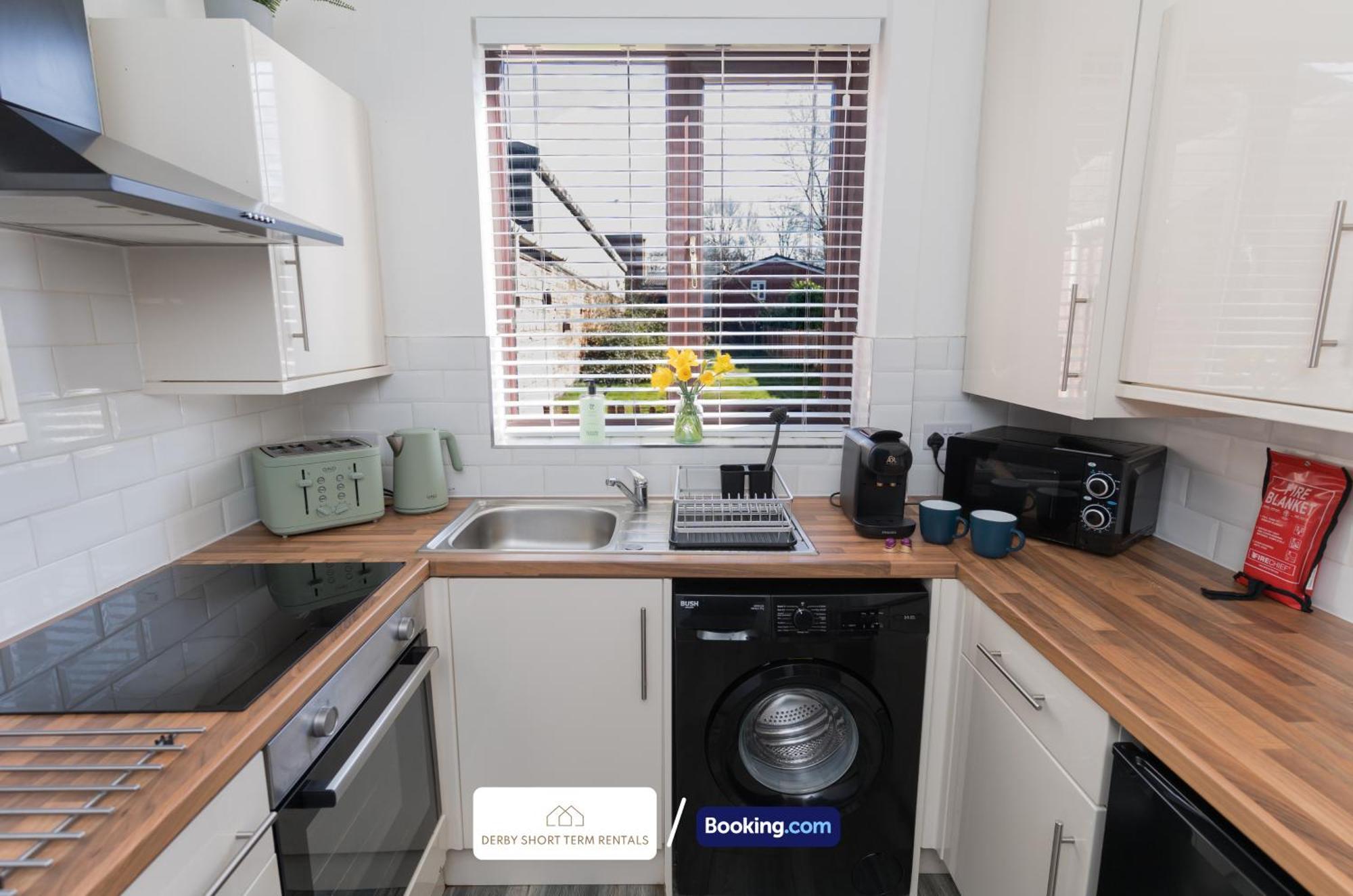 Award-winning Four Bedrooms House, Parking, Wifi By Short Term Short Lets & Serviced